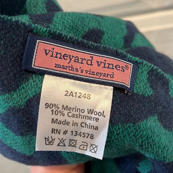 Vineyard Vines 🐳 Scarf - Picture 4 of 4